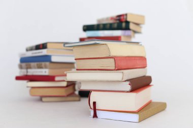 Beyaz üzerine kitap yığını