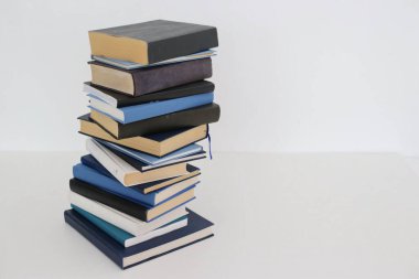 Beyaz arkaplan üzerine kitap yığını