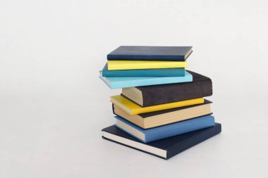 Beyaz arkaplan üzerine mavi kitaplar