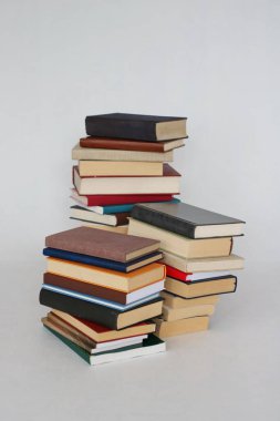 Beyaz arkaplan üzerine kitap yığını