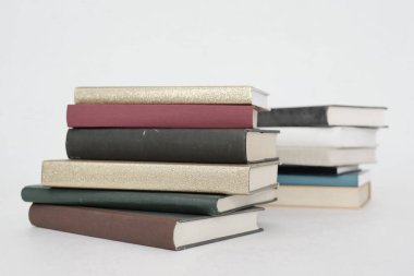 Beyaz arkaplan üzerine kitap yığını