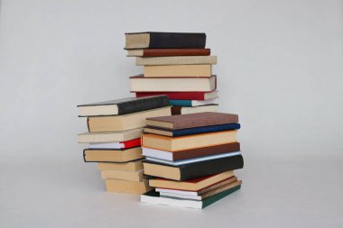 Beyaz arkaplan üzerine kitap yığını