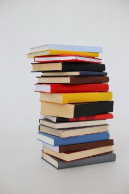 Beyaz arkaplan üzerine kitap yığını