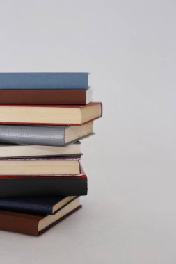 Beyaz arkaplan üzerine kitap yığını