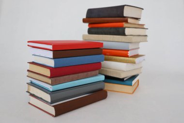 Beyaz arkaplan üzerine kitap yığını