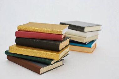 Beyaz arkaplan üzerine kitap yığını