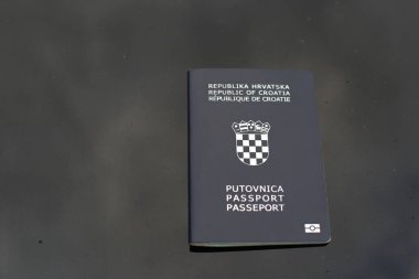 Hırvat pasaportu siyah arka planda