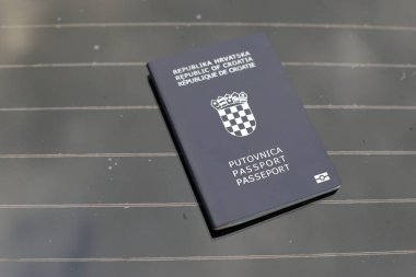 Hırvat pasaportu siyah arka planda