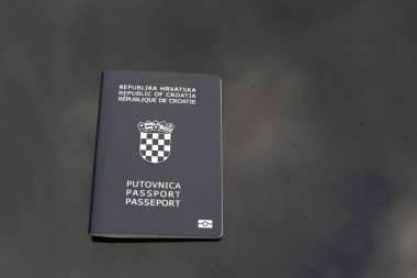 Hırvat pasaportu siyah arka planda