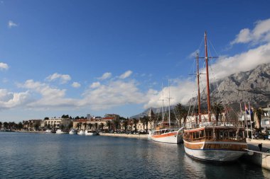  Makarska, Hırvatistan, 19.03.2021. Hırvat deniz kenti, pek çok Avrupalının yazlarını geçirdiği ünlü bir turizm beldesi.