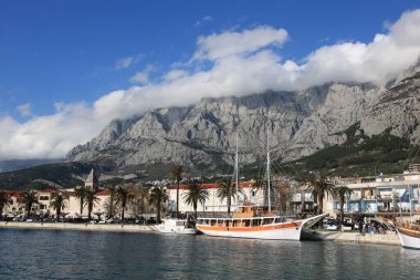  Makarska, Hırvatistan, 19.03.2021. Hırvat deniz kenti, pek çok Avrupalının yazlarını geçirdiği ünlü bir turizm beldesi.
