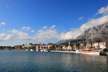  Makarska, Hırvatistan, 19.03.2021. Hırvat deniz kenti, pek çok Avrupalının yazlarını geçirdiği ünlü bir turizm beldesi.