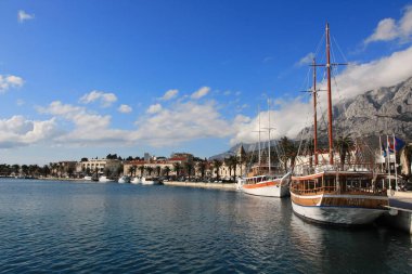  Makarska, Hırvatistan, 19.03.2021. Hırvat deniz kenti, pek çok Avrupalının yazlarını geçirdiği ünlü bir turizm beldesi.