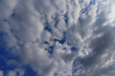 Beyaz bulutlu mavi gökyüzü