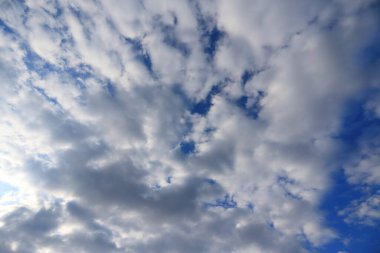 Beyaz bulutlu mavi gökyüzü