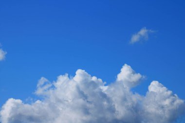 Beyaz bulutlu mavi gökyüzü