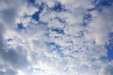 Beyaz bulutlu mavi gökyüzü