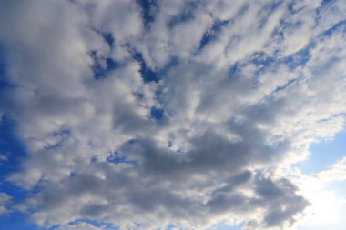 Beyaz bulutlu mavi gökyüzü