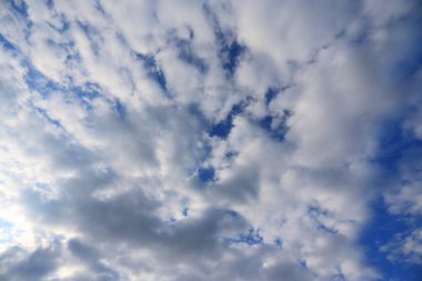 Beyaz bulutlu mavi gökyüzü