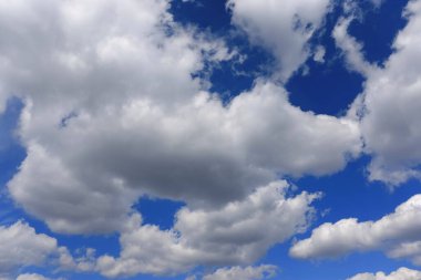 Beyaz bulutlu mavi gökyüzü