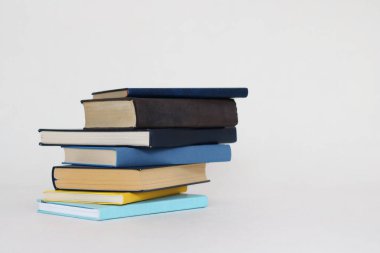 Beyaz arkaplan üzerine mavi kitaplar