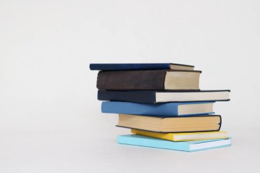 Beyaz arkaplan üzerine mavi kitaplar