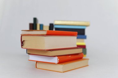 Beyaz arkaplanda bir yığın turuncu kitap