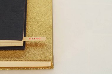  Beyaz arkaplan üzerine bir kitapta yer imi