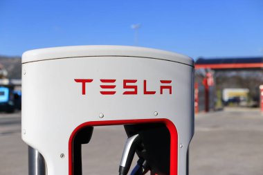 Vrgorac, Hırvatistan, 24,03,2021. Elektrikli arabalar için Tesla süperşarj aleti