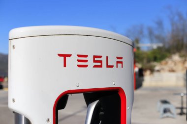Vrgorac, Hırvatistan, 24,03,2021. Elektrikli arabalar için Tesla süperşarj aleti