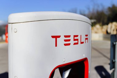 Vrgorac, Hırvatistan, 24,03,2021. Elektrikli arabalar için Tesla süperşarj aleti