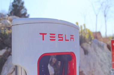 Vrgorac, Hırvatistan, 24,03,2021. Elektrikli arabalar için Tesla süperşarj aleti