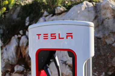 Vrgorac, Hırvatistan, 24,03,2021. Elektrikli arabalar için Tesla süperşarj aleti