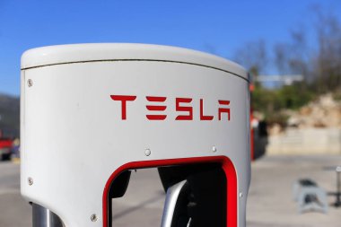 Vrgorac, Hırvatistan, 24,03,2021. Elektrikli arabalar için Tesla süperşarj aleti