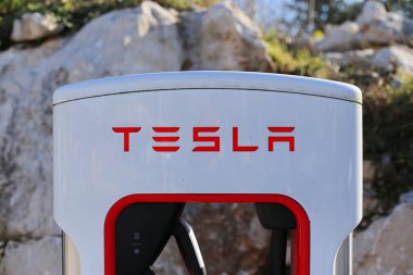 Vrgorac, Hırvatistan, 24,03,2021. Elektrikli arabalar için Tesla süperşarj aleti