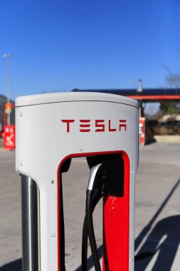 Vrgorac, Hırvatistan, 24,03,2021. Elektrikli arabalar için Tesla süperşarj aleti