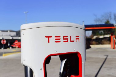 Vrgorac, Hırvatistan, 24,03,2021. Elektrikli arabalar için Tesla süperşarj aleti