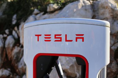 Vrgorac, Hırvatistan, 24,03,2021. Elektrikli arabalar için Tesla süperşarj aleti