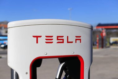 Vrgorac, Hırvatistan, 24,03,2021. Elektrikli arabalar için Tesla süperşarj aleti