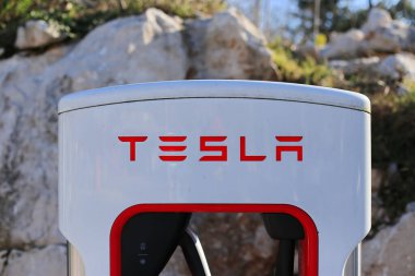 Vrgorac, Hırvatistan, 24,03,2021. Elektrikli arabalar için Tesla süperşarj aleti