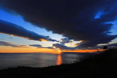  Hırvatistan 'daki Makarska Rivierası' nda deniz üzerinde gün batımı