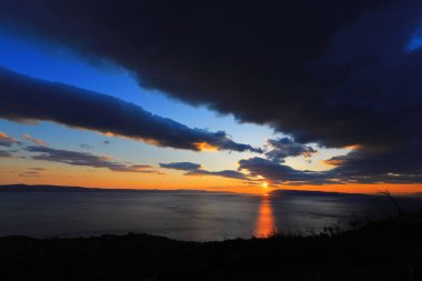  Hırvatistan 'daki Makarska Rivierası' nda deniz üzerinde gün batımı