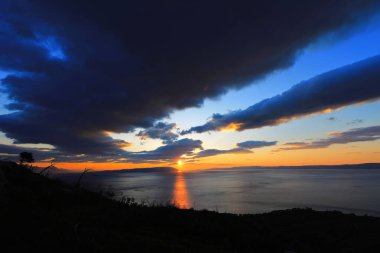  Hırvatistan 'daki Makarska Rivierası' nda deniz üzerinde gün batımı