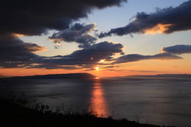  Hırvatistan 'daki Makarska Rivierası' nda deniz üzerinde gün batımı