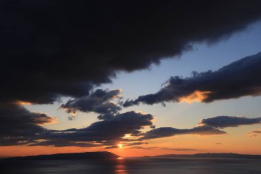  Hırvatistan 'daki Makarska Rivierası' nda deniz üzerinde gün batımı