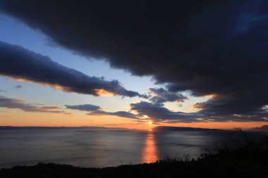  Hırvatistan 'daki Makarska Rivierası' nda deniz üzerinde gün batımı