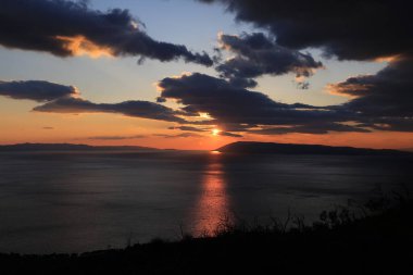  Hırvatistan 'daki Makarska Rivierası' nda deniz üzerinde gün batımı