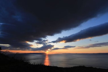  Hırvatistan 'daki Makarska Rivierası' nda deniz üzerinde gün batımı