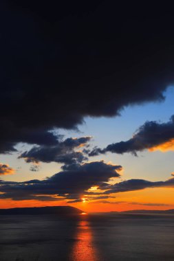  Hırvatistan 'daki Makarska Rivierası' nda deniz üzerinde gün batımı