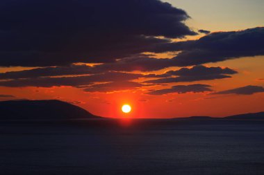  Hırvatistan 'daki Makarska Rivierası' nda deniz üzerinde gün batımı